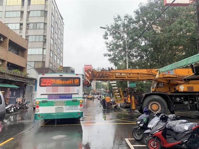 工程吊臂车行经新北市新庄区头兴街准备右转化成路，疑因未注意车前状况，吊臂直接撞上公车右侧车头，造成公车右侧车头凹陷、毁损。（翻摄画面）