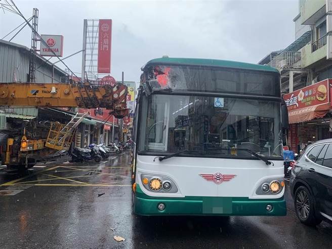 工程吊臂车行经新北市新庄区头兴街准备右转化成路，疑因未注意车前状况，吊臂直接撞上公车右侧车头，造成公车右侧车头凹陷、毁损。（翻摄画面）