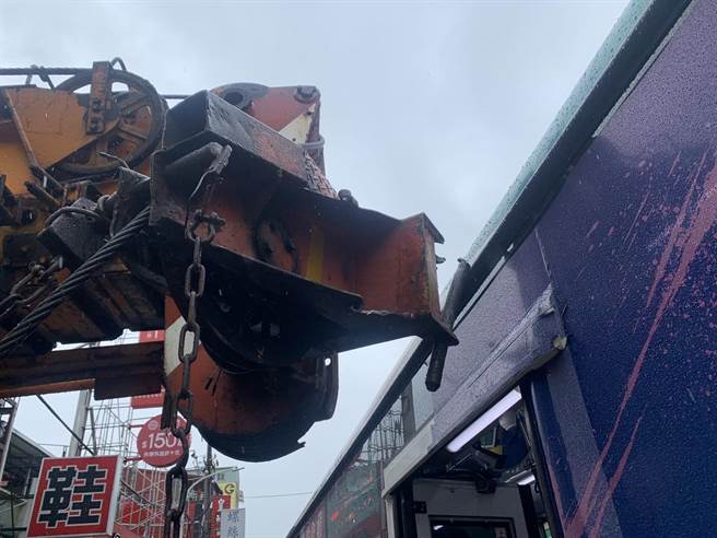 工程吊臂车行经新北市新庄区头兴街准备右转化成路，疑因未注意车前状况，吊臂直接撞上公车右侧车头，造成公车右侧车头凹陷、毁损。（翻摄画面）