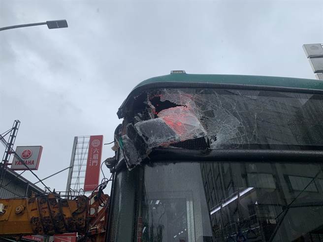 工程吊臂车行经新北市新庄区头兴街准备右转化成路，疑因未注意车前状况，吊臂直接撞上公车右侧车头，造成公车右侧车头凹陷、毁损。（翻摄画面）