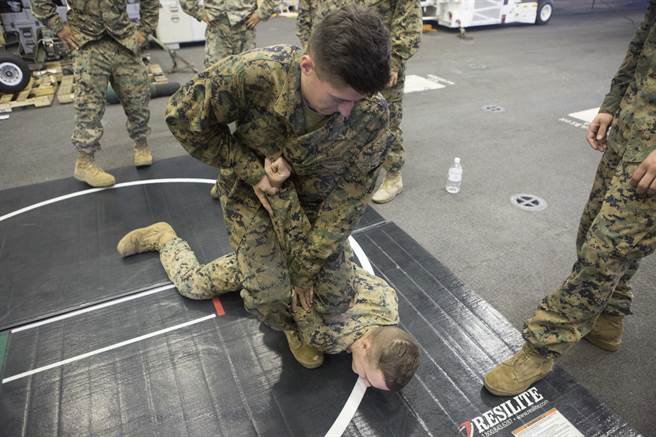 1名全副武装的歹徒，伙同2名共犯行抢便利商店，却贼星该败遇上美陆战队退役士兵。图为美陆战队武术训练课程。(图/DVIDS)