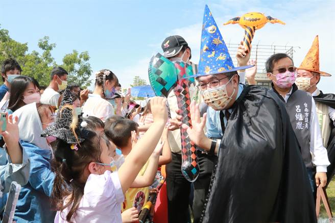 台南市長黃偉哲今天換裝出席親子嘉年華活動，沿途發送糖果給小朋友。(台南市政府提供／曹婷婷台南傳真)