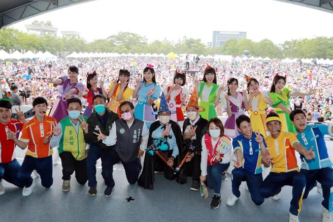 台南市教育局今天在永華市政中心西側廣場舉辦首場戶外大型親子嘉年華，現場湧入超過5000多人同樂。(台南市政府提供／曹婷婷台南傳真)