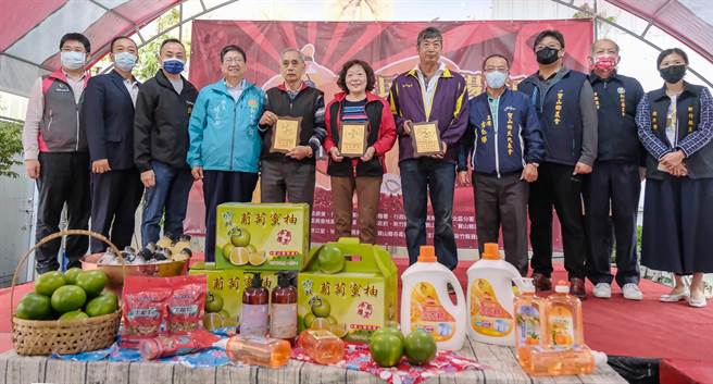 宝山乡农会农民直销站周年庆促销葡萄蜜柚等在地农特产品，县长杨文科（左四）颁奖给获农民奖的廖英雄（左五）等人。（罗浚滨摄）