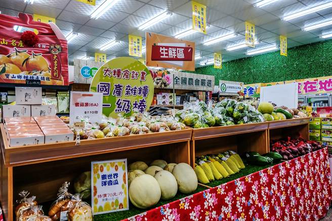 宝山乡农会农民直销站周年庆促销葡萄蜜柚等在农特产品。（罗浚滨摄）