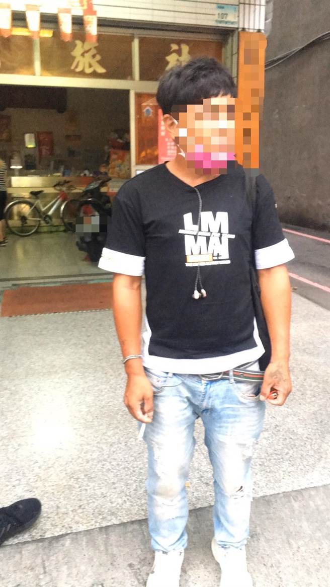 桃园市大溪区曾姓男子不满被公车驾驶骂，连续破坏3个公车站牌电子看板。（翻摄照片）