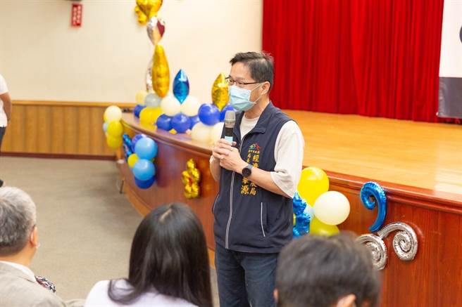 經發局長張峯源表示，自5月國內新冠肺炎疫情升溫以來，消費者為降低外出採買風險，開始轉向網路購物，推升「宅經濟」需求。（台中市府提供／盧金足台中傳真）