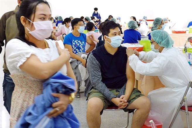 陈时中曝第二剂BNT预计在下个月开打。图为民眾接种BNT疫苗的画面。（姚志平摄）