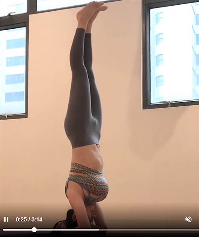 杨焉产后忙瘦身，突出上围相当吸睛。（图／翻摄自yogicarol IG）