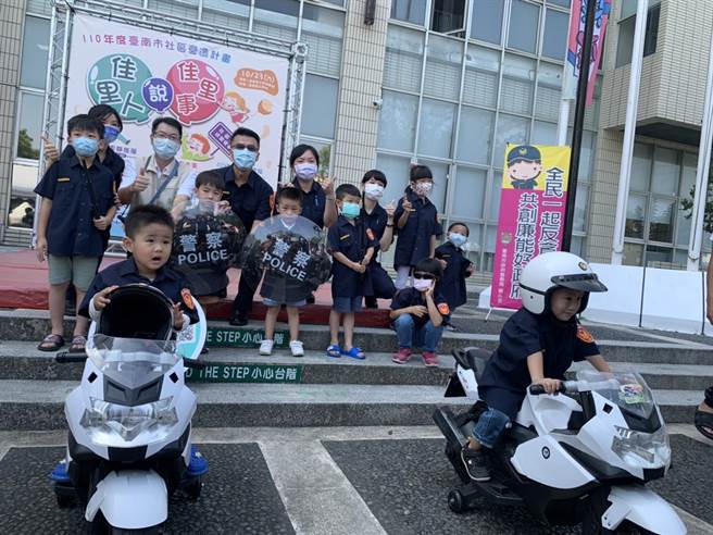 台南佳里購物節，小小警察體驗營受歡迎。（台南市警察局佳里分局提供／劉秀芬台南傳真）