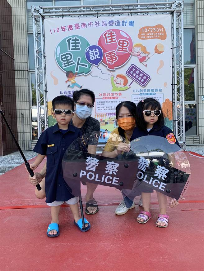 台南佳里購物節，小小警察體驗營受歡迎。（台南市警察局佳里分局提供／劉秀芬台南傳真）