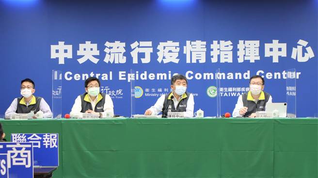 陈时中(右2)今对于柯文哲的批评，淡定回应「不要有这种错误的感觉」。（指挥中心提供）