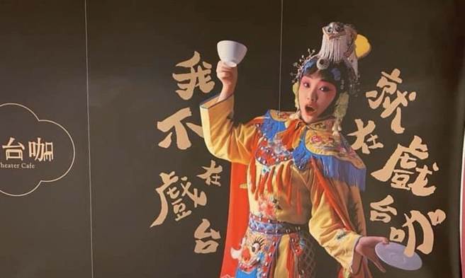 左化鹏》咖啡馆的沉思。(图/爱传媒提供)