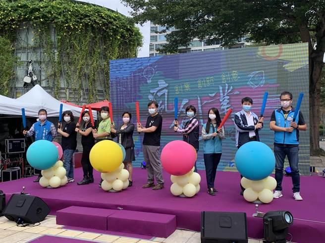 台中市經濟發展局舉辦「瘋創業嘉年華」，40個攤位展出創新、創意成果。(林欣儀攝)