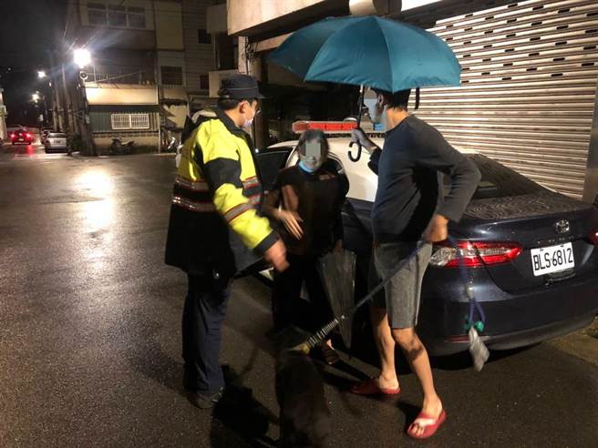 桃園市楊梅區8旬失智何姓老婦，被愛犬拖著跑，一回神忘了自己在哪，好險警方成功救援。（翻攝照片）