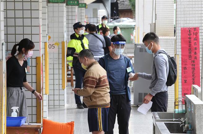 第10届立委（台中市第2选举区）陈柏惟罢免案，23日举行投票，台中市今天气候晴朗，民眾投票踊跃。（黄国峰摄）