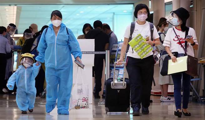 在桃园机场第二航厦入境管制区内，刚下机的旅客准备通关入境。图中非新闻当事人（范扬光摄）