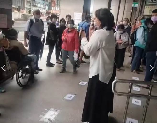 台北市大安区公所疑未将接种名单送至诊所，导致民眾苦等一小时却打不到疫苗。（北市议员汪志冰提供）