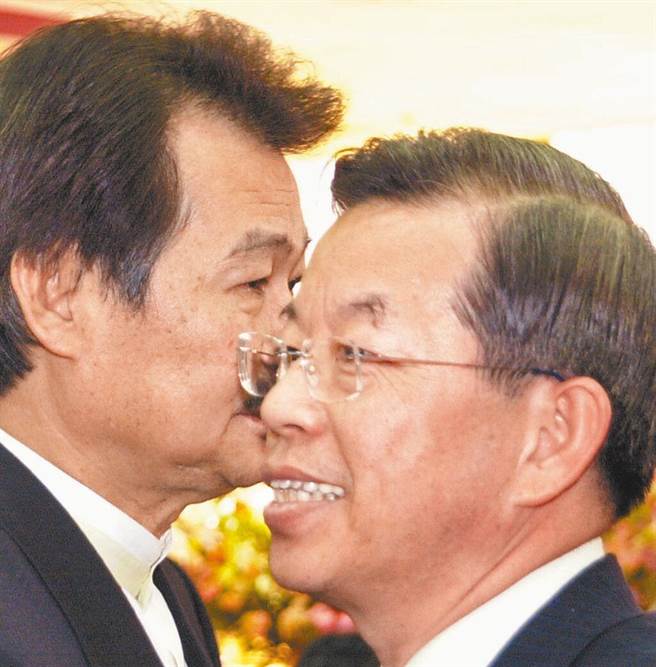 施明德（左）质疑谢长廷的特务身分，引发争议，图为2001年时任民进党主席谢长廷在立法院与退党的施明德交谈。（本报资料照片）