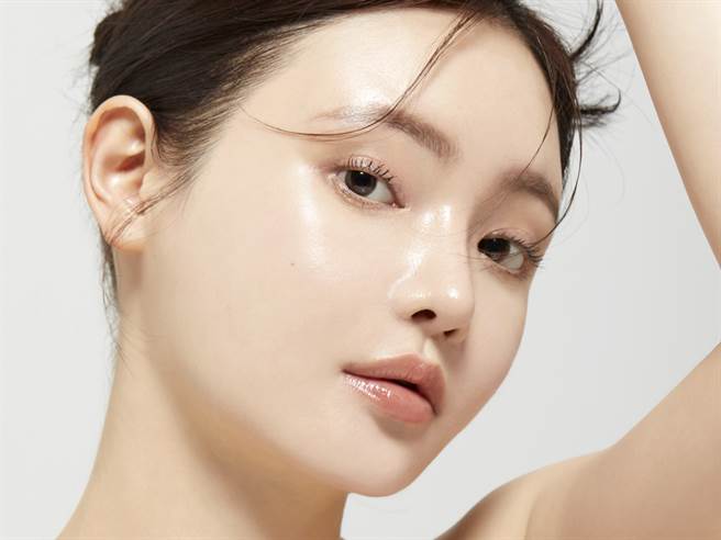 PONY EFFECT、兰芝、碧丽妃、Za、CLIO于秋冬之际推出粉饼新品，图中为PONY EFFECT宝石光精华爆水粉饼打造的光泽底妆效果。（图／品牌提供）