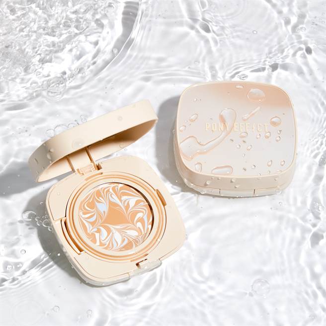 「宝石光精华爆水粉饼」外壳随着光线折射出梦幻光，粉体呈现大理石拉花般的混色图案，拥有保湿润泽、遮瑕、提亮肤色的效果，让妆感更加光泽透亮。（图／品牌提供）