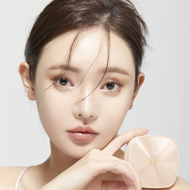 「宝石光精华爆水粉饼」含蓝宝石校色因子，校正蜡黄肌，修饰暗沉，自然提亮肤色。（图／品牌提供）