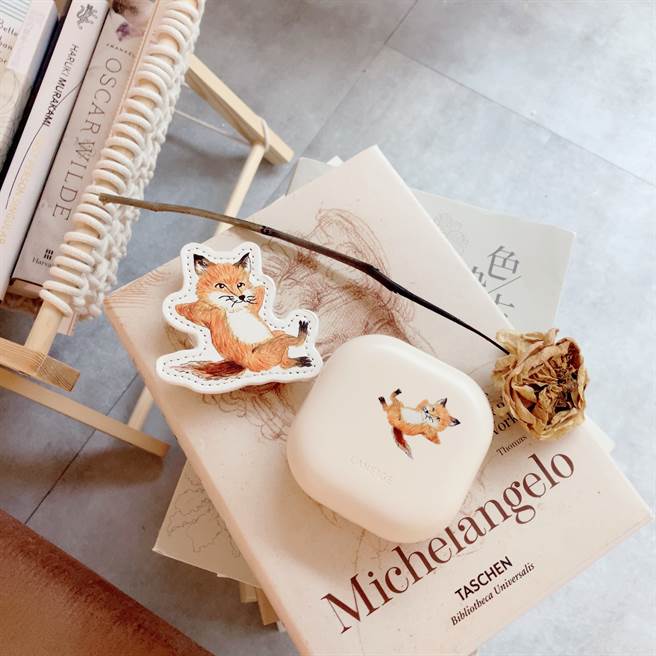 NEO型塑雾感气垫印上小狐狸，让上妆时光好疗癒。（邱映慈摄）