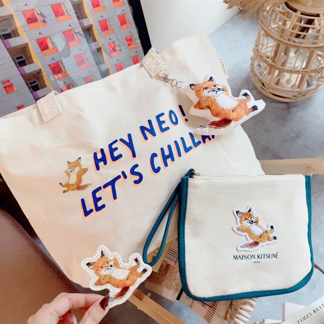 本次联名商品还有大容量托特包、精致刺绣的化妆包和小狐狸手机支架。（邱映慈摄）