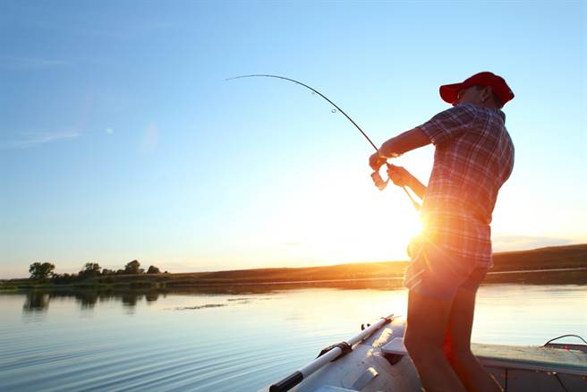 一名男子去釣魚，卻不小心把魚勾甩上自己的頭。（示意圖／Shutterstock）