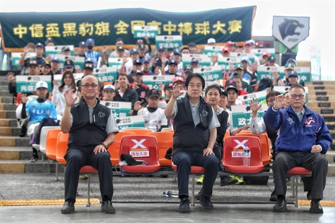 第九届中信杯黑豹旗全国高中棒球大赛23日开幕，代理体育署长林腾蛟（左起）、副总统赖清德、亚洲棒球总会会长彭诚浩和与会球员一同合影留念。（杜宜谙摄）