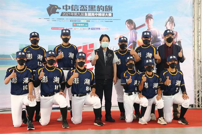 第九届中信杯黑豹旗全国高中棒球大赛23日开幕，代理体育署长林腾蛟（左起）、副总统赖清德、亚洲棒球总会会长彭诚浩和与会球员一同合影留念。（杜宜谙摄）