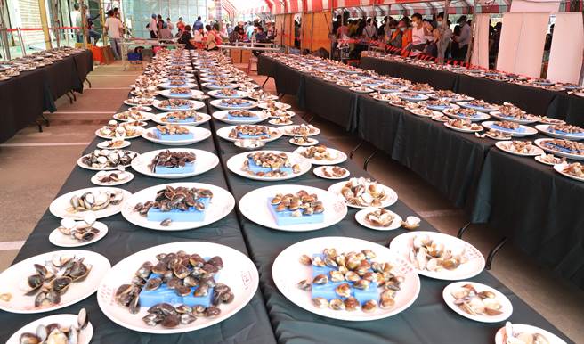 雲林區漁會23日舉辦「雲林特色文蛤節暨台塑農漁輔導成果展」，同時舉行文蛤評鑑。（周麗蘭攝）