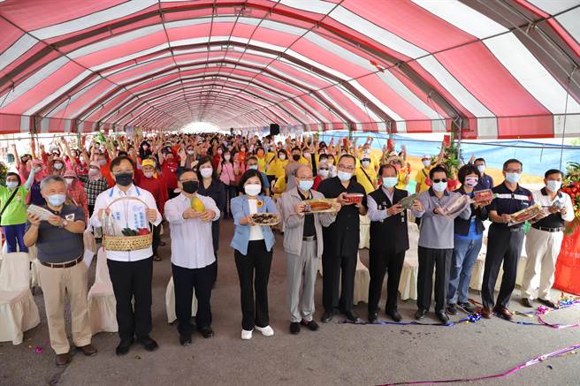 「雲林特色文蛤節暨台塑農漁輔導成果展」23日在雲林區漁會舉行，重頭戲是文蛤評鑑比賽，共有超過120位養殖業者參與選拔，評鑑標準有大小、色澤、肉質。（周麗蘭攝）