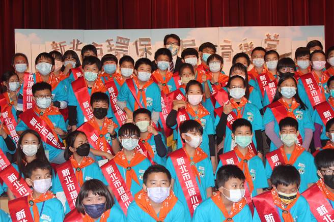 新北市环保局今举办第9届「环保小局长育乐营暨授证典礼」，共有114位国小六年级学生，自环保局长程大维手中接下当选证书就任「环保小局长」。（陈慰慈摄）