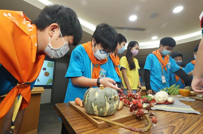 「环保小局长」育乐营活动课程内容包括水足迹小学堂、水污染追追追、空气品质护卫队、认识公害稽查、惜食等，其中惜食带领小朋友认识外观丑的南瓜其实很美味。（新北市环保局提供）
