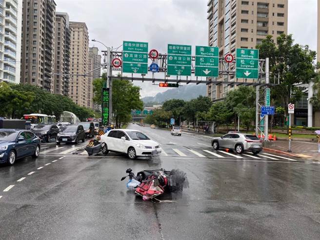台北市信義區一名Uber駕駛疑癲癇發作，衝對向車道連撞6車釀4傷。(林郁平翻攝)