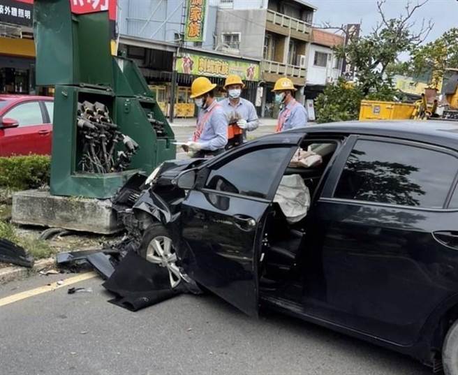 小轿车自撞变电箱，竟是驾驶毒驾惹祸。（读者提供／程炳璋台南传真）