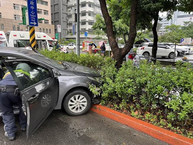 台北市信義區一名Uber駕駛疑癲癇發作，衝對向車道連撞6車釀4傷。(林郁平翻攝)