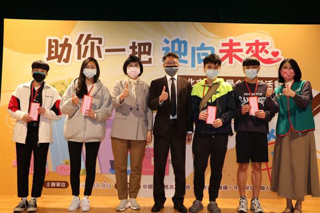 新潤建設協理劉毅剛（左4）和中國信託慈善基金會副執行長林美吟（右1）、社會局長張錦麗（左3）共同與獲獎的學生合影。（葉書宏攝）