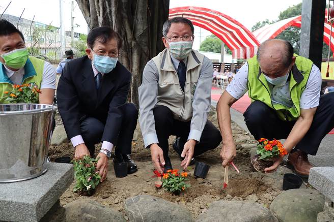 台南市善化区公所23日于沈光文纪念碑前举办种菊祈福活动，沈光文第12代直系子孙沈荣麟(左)也南下参与。(刘秀芬摄)