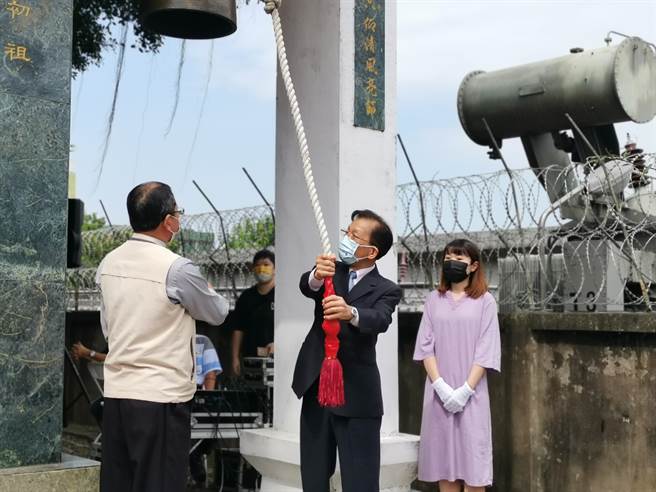 台南市善化区公所23日于沈光文纪念碑前举办种菊祈福活动。(刘秀芬摄)