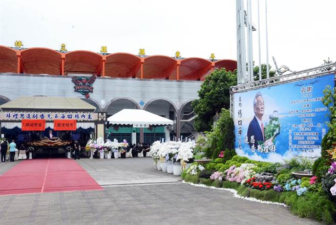 民進黨創黨元老、律師楊四海23日舉辦告別禮拜，不少政治人物及教友都來送他最後一程。（林和生攝）