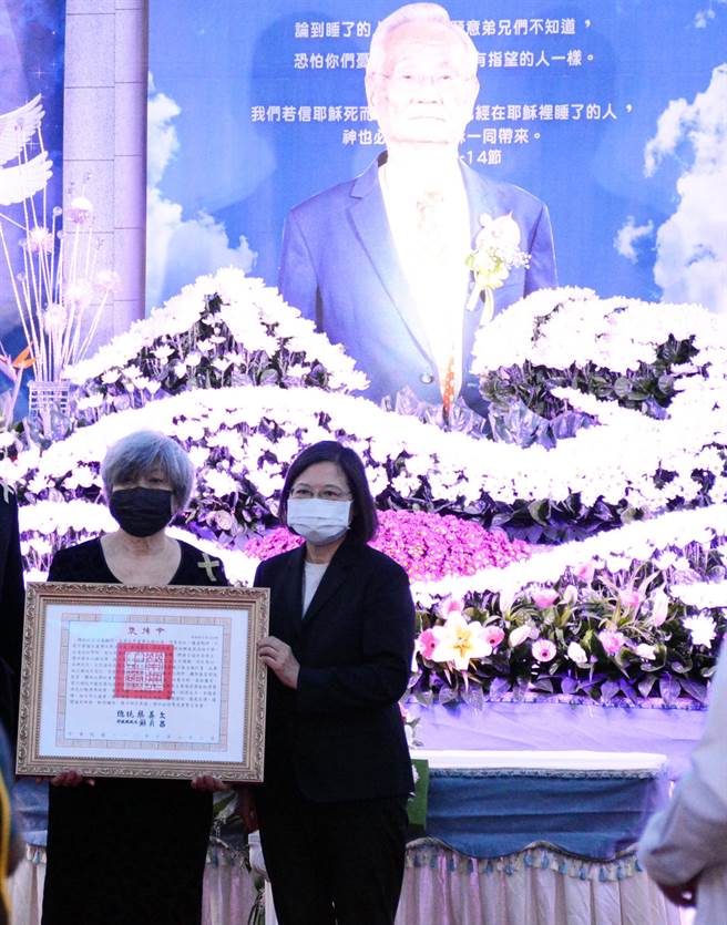 民進黨創黨元老、律師楊四海23日舉辦告別禮拜，蔡英文總統特地南下親頒褒揚令。（林和生攝）