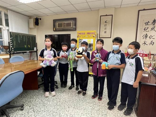 中埔国小校长室内有一台夹娃娃机，作为学生奖励用。（中埔国小提供／张亦惠嘉县传真）