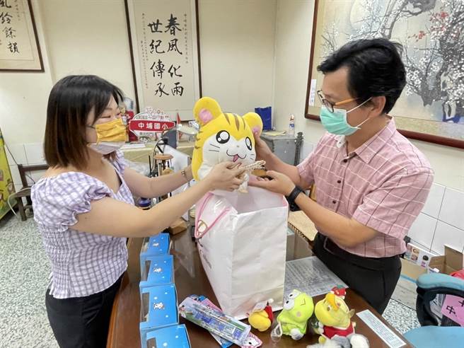 中埔国小校长室内有一台夹娃娃机，老师将奖励整理好放进去。（中埔国小提供／张亦惠嘉县传真）