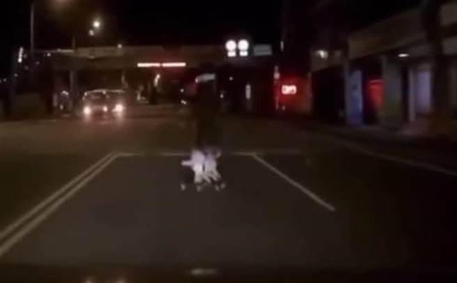 桃園市中壢區賴姓女駕駛日前駕車沿著延平路往南行駛，在中壢警分局門口，和推著1歲嬰兒的94歲范姜姓老婦發生碰撞，造成2人受傷。（摘自臉書不公開社團爆料公社）