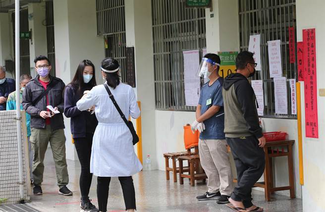 第10届立委（台中市第2选举区）陈柏惟罢免案，23日投票踊跃，到下午4时投票结束，据周边人员观察，投票率可能会近5成。（黄国峰摄）