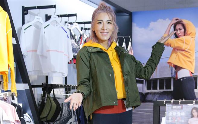 小禎今天擔任MOLLIFIX瑪莉菲絲一日店長。（羅永銘攝）