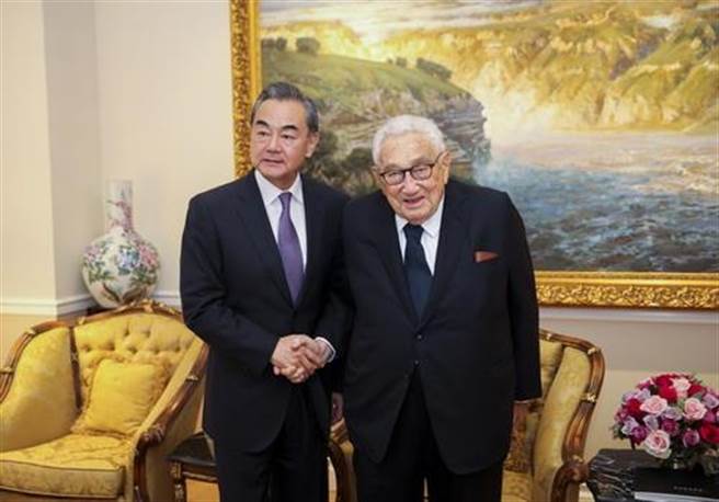 美國前國務卿季辛吉（Henry Kissinger）(右)。取自大陸外交部