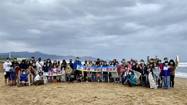 靈鷲山與福容大飯店共同今年再次攜手「淨灘免費看沙雕」活動，180位網友參加。（靈鷲山佛教教團提供）